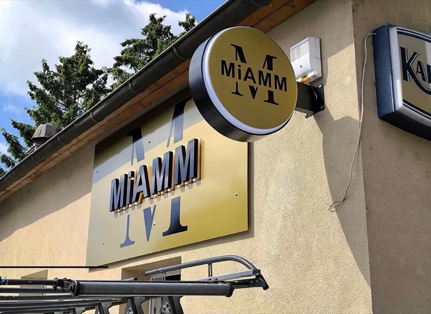 Enseignes MiAMMi posées en façade