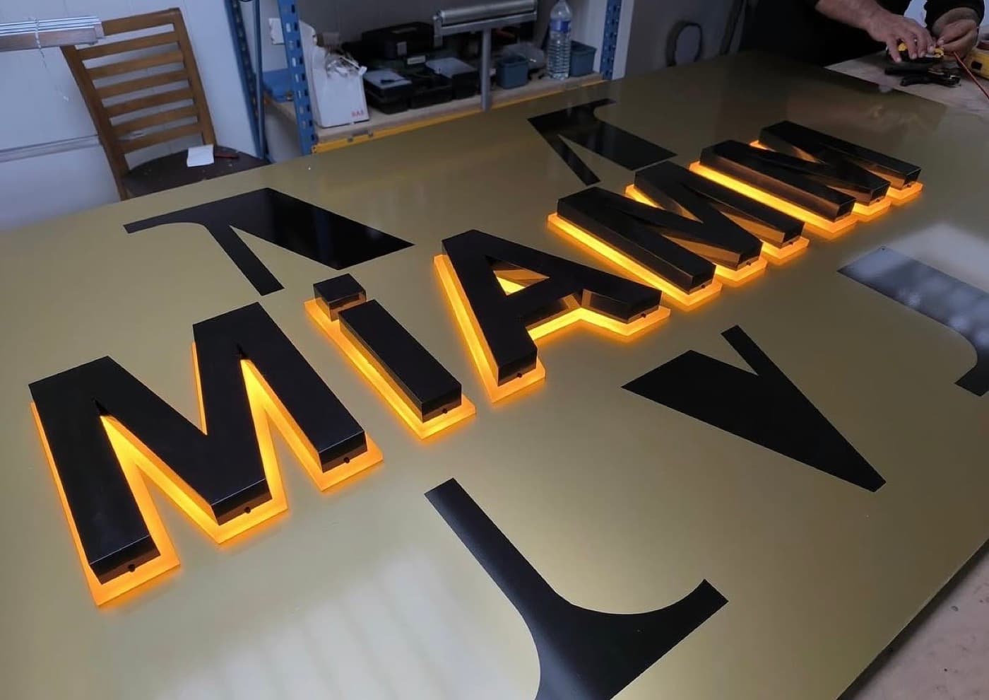 Enseigne MiAMMi fabriquée dans l'atelier HM Global