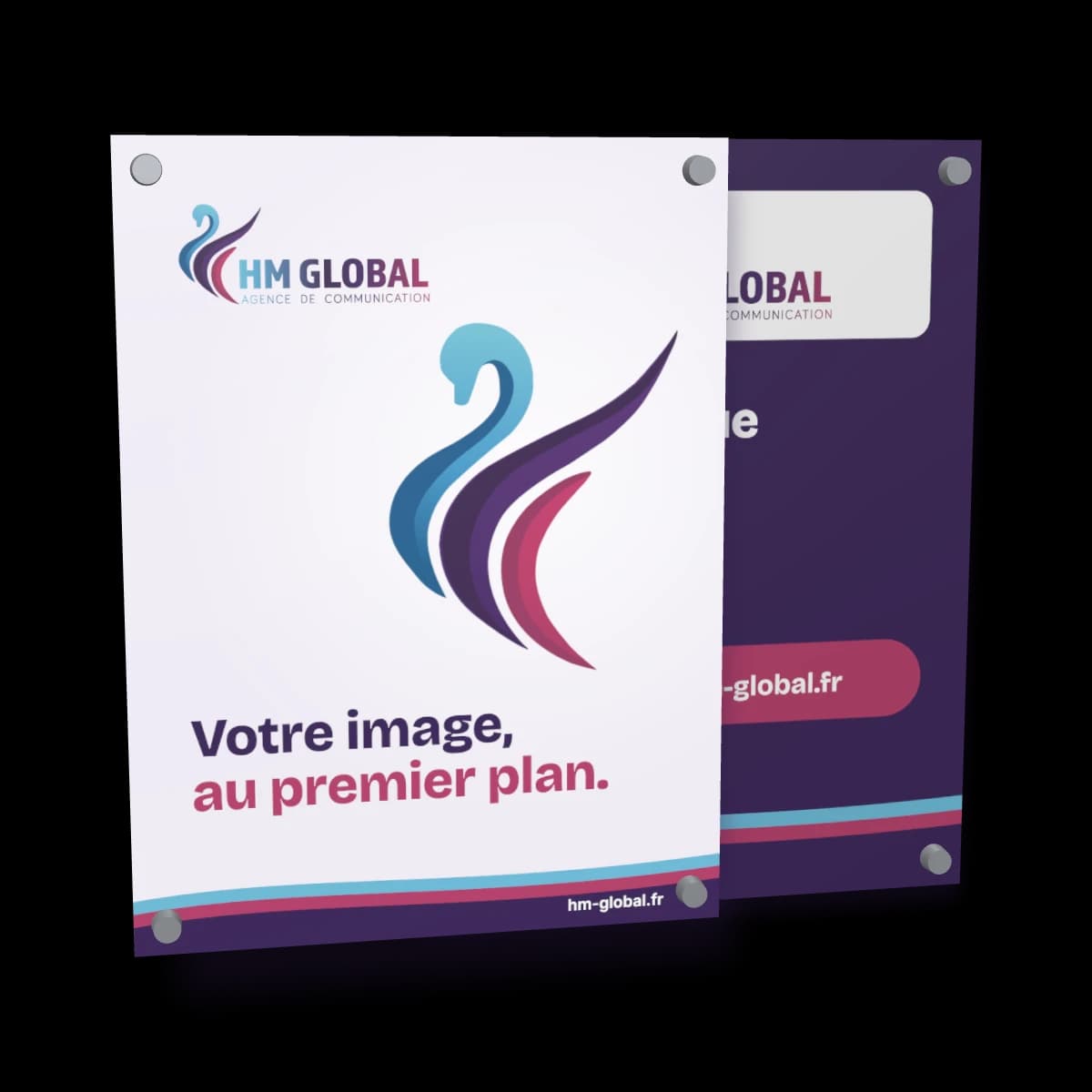 Deux panneaux Dibond 30 × 40 cm HM Global fixés au mur sur entretoises, face claire devant, face violette derrière
